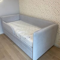 Лаконичный диванчик с бортиком