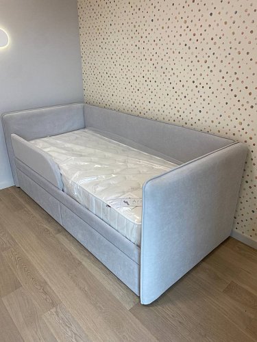 Лаконичный диванчик с бортиком