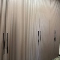 Шкаф в прихожую.Материал мдф с фрезеровкой в эмали