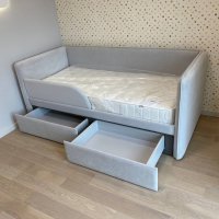 Лаконичный диванчик с бортиком