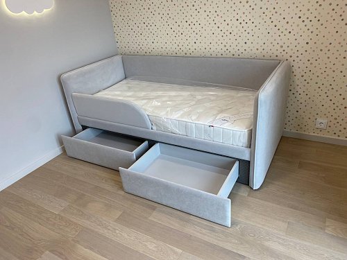 Лаконичный диванчик с бортиком